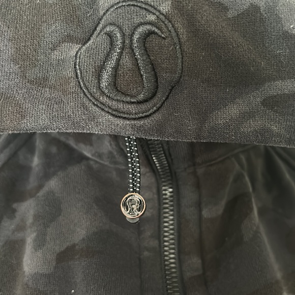 Lululemon Scuba Hoodie size 2 black camo - Picture 2 of 5
